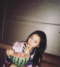 关晓彤娱乐吃瓜图片高清,高清美照曝光，网友热议  第2张